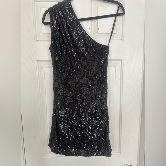 NWT GENERATION LOVE LUCETTE SEQUIN ONE SHOULDER DRESS IN BLACK Size Medium - Picture 4 of 6